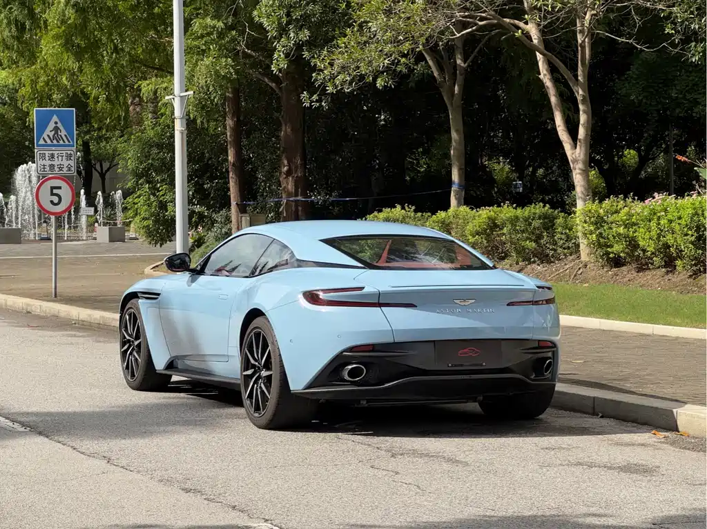 Aston Martin DB11 — миниатюра 5