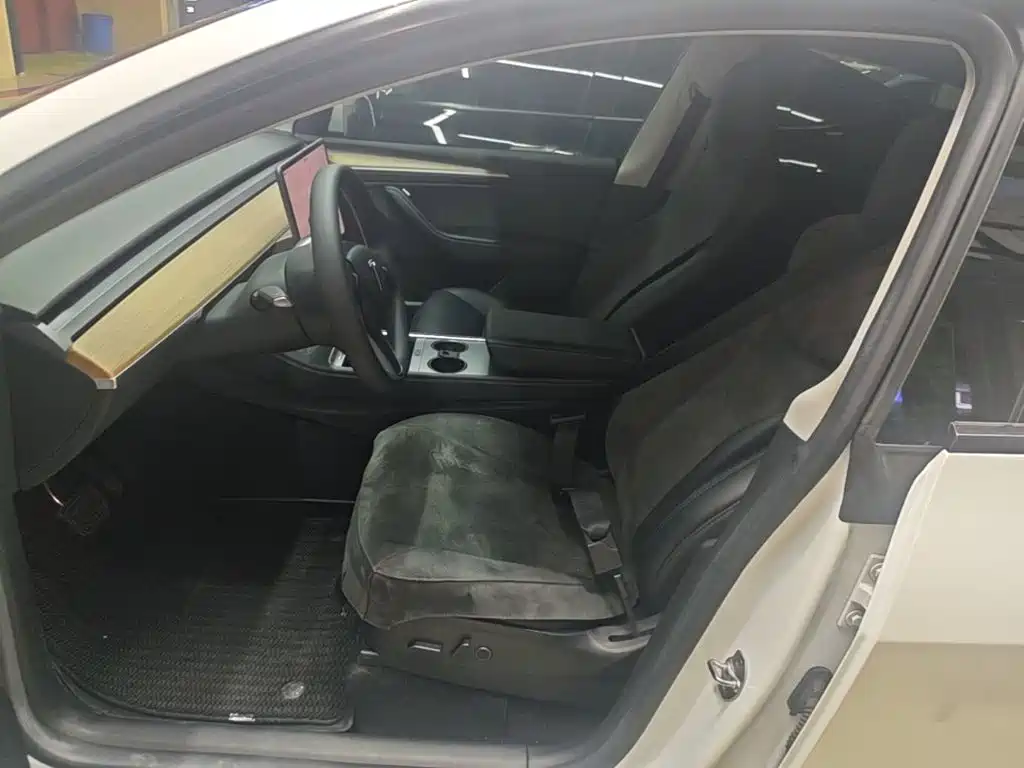 Tesla Model Y — миниатюра 15