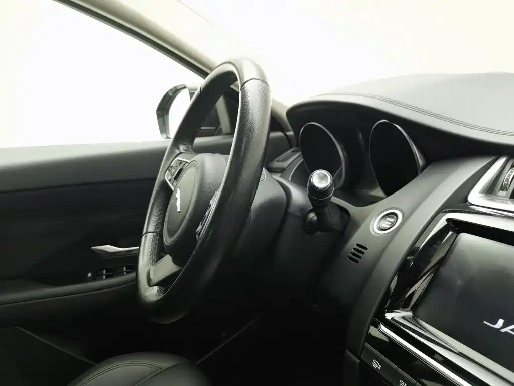 Jaguar E-PACE — миниатюра 22