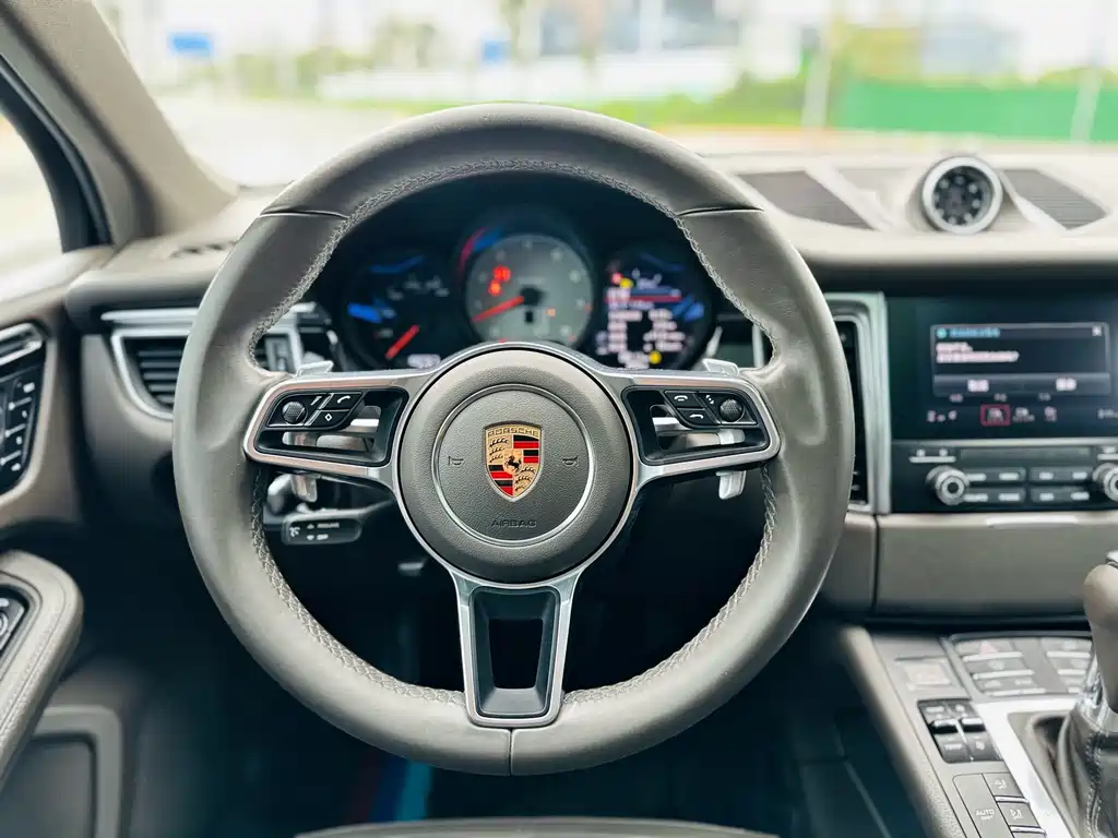 Porsche Macan — миниатюра 13