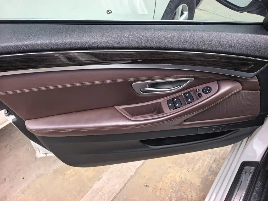 BMW 5 Series — миниатюра 6