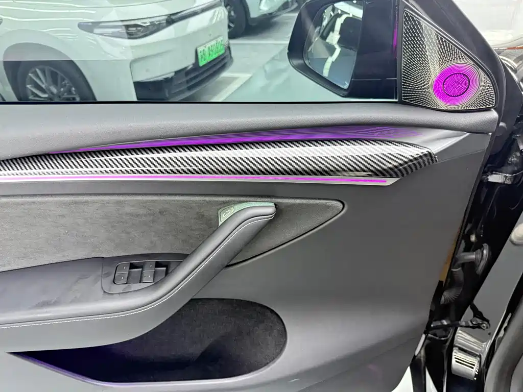 Tesla Model Y — миниатюра 12