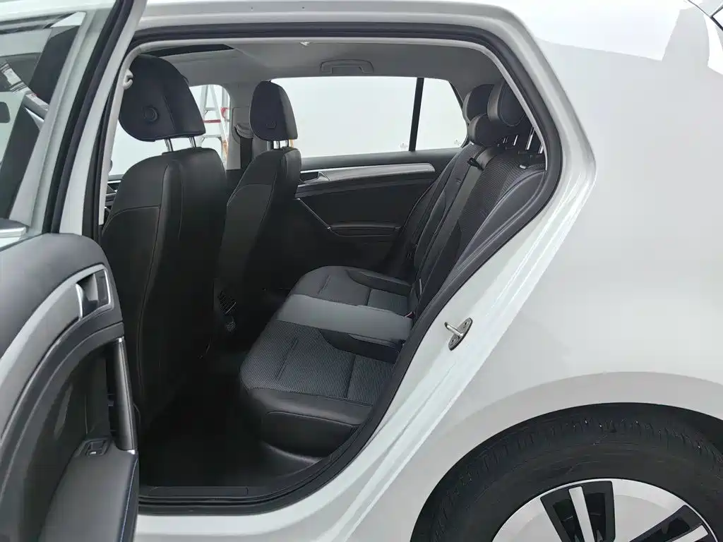 Volkswagen Golf EV — миниатюра 15