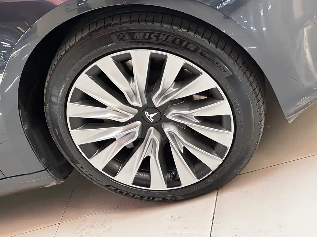 Tesla Model 3 — миниатюра 7