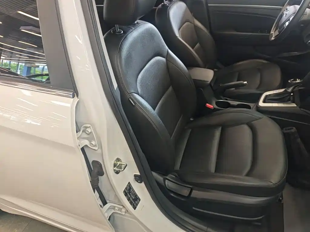 Hyundai Elantra — миниатюра 25