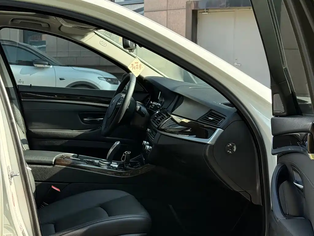 BMW 5 Series — миниатюра 18