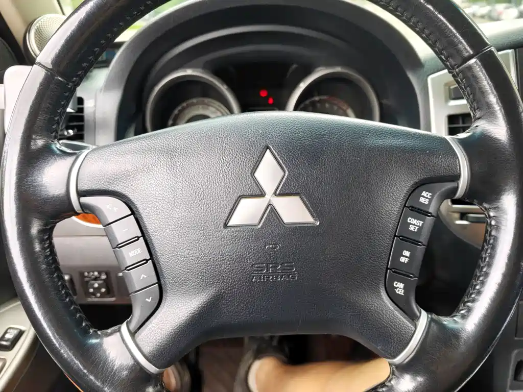 Mitsubishi Pajero (Import) — миниатюра 13