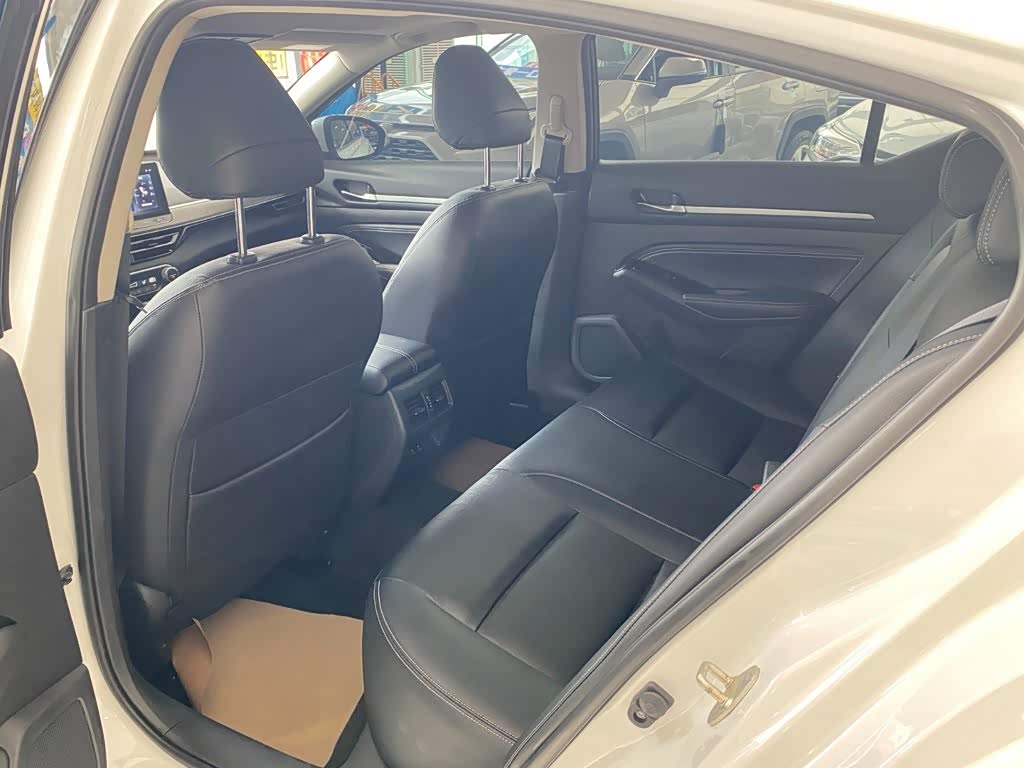 Nissan Teana 2.0 л 2023 г. Белый, пробег 37000 км