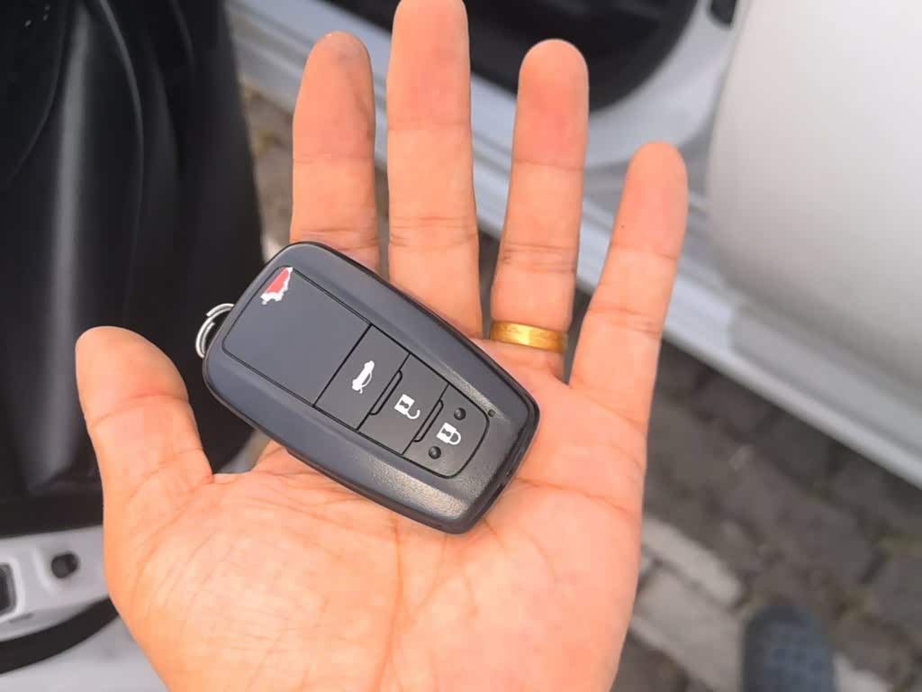 Toyota Corolla 1.2 л 2023 г. Белый, пробег 42800 км