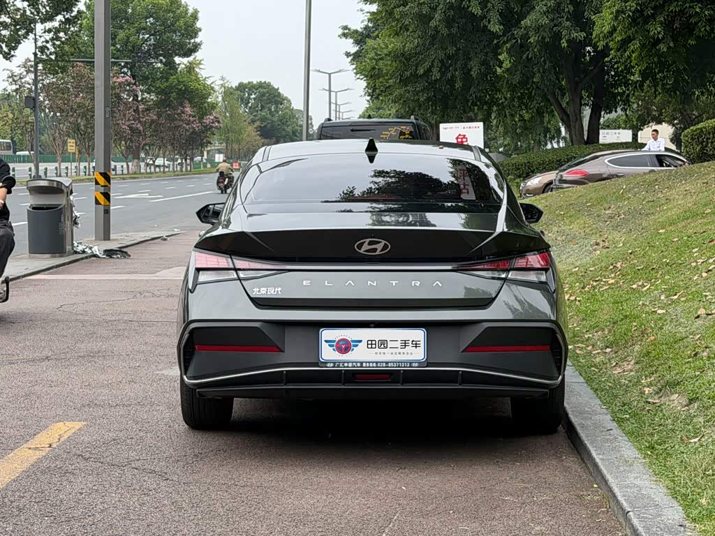 Hyundai Elantra 1.5 л 2024 г. Серебристо-серый, пробег 5000 км