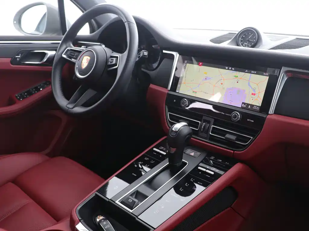 PORSCHE MACAN