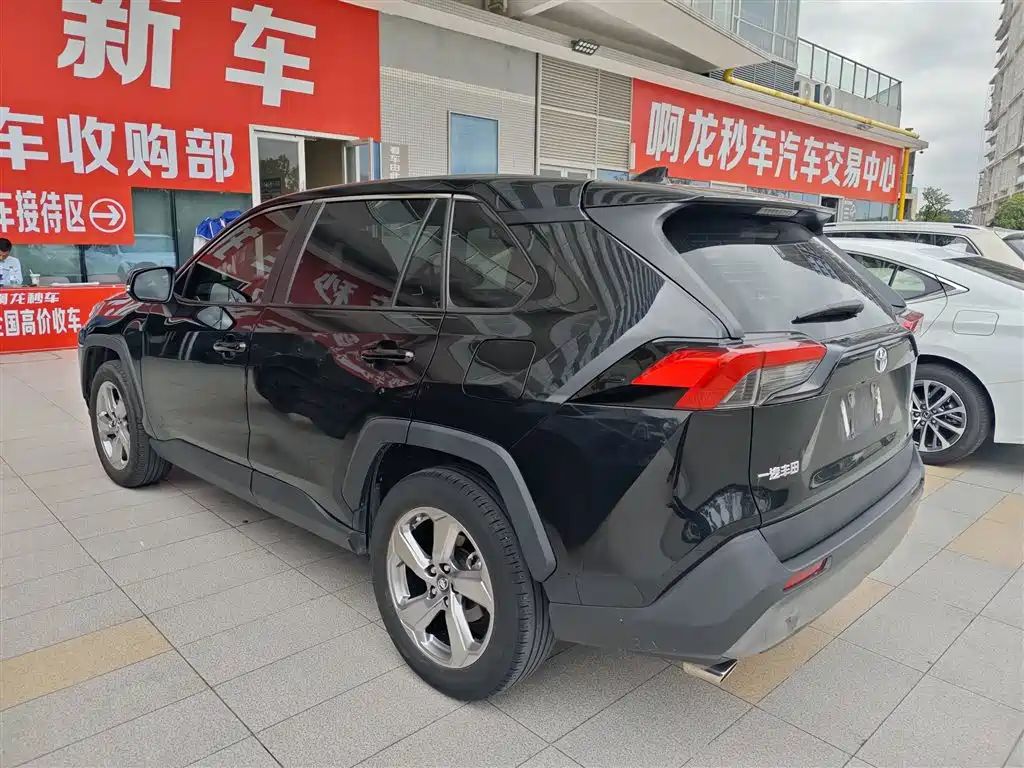 Toyota RAV4 — миниатюра 4