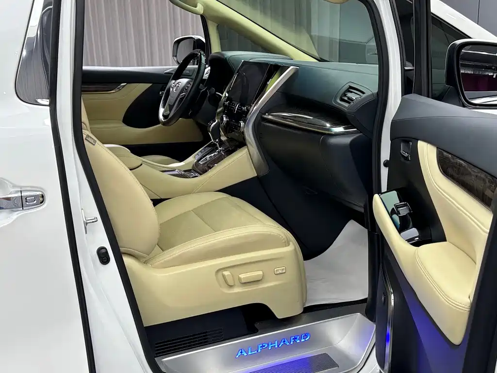 Toyota Alphard — миниатюра 35