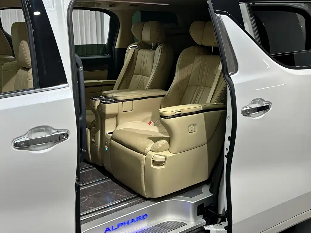 Toyota Alphard — миниатюра 17