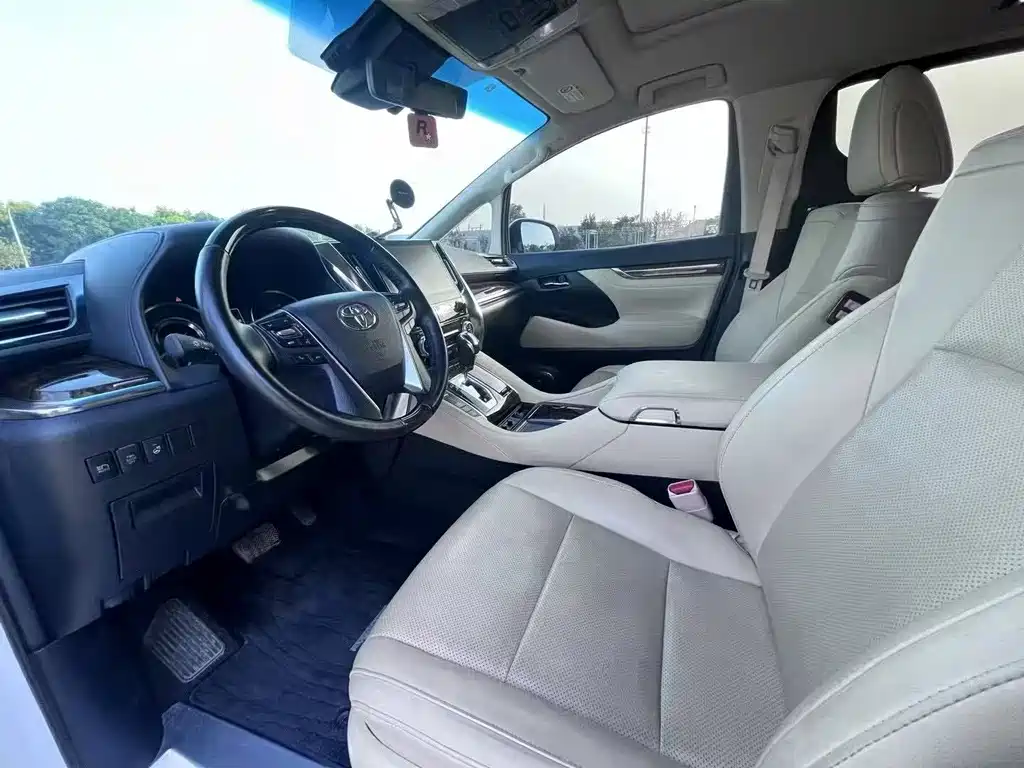 Toyota Alphard — миниатюра 6