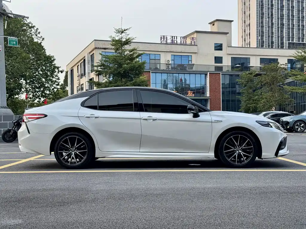 Toyota Camry — миниатюра 5