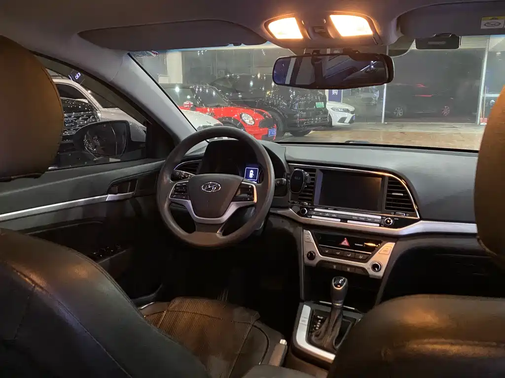 Hyundai Elantra — миниатюра 9