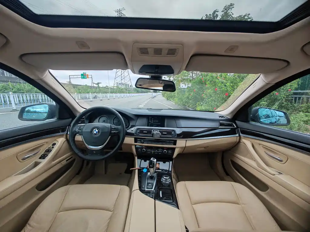 BMW 5 Series — миниатюра 10