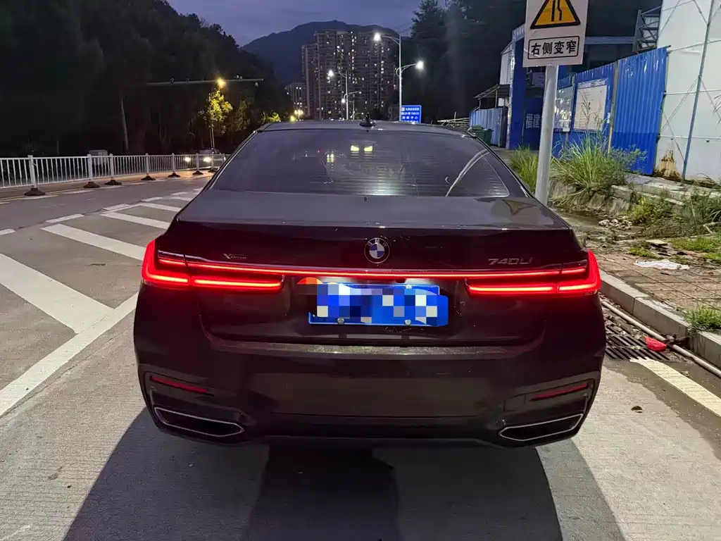 BMW 7 Series — миниатюра 9