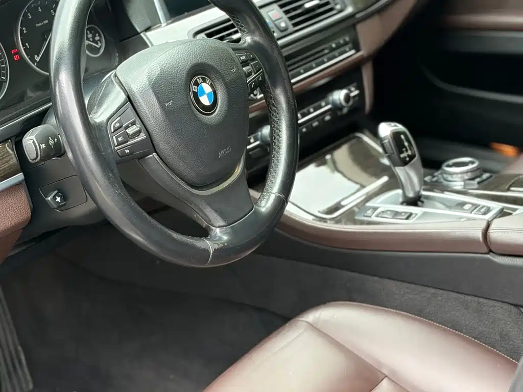 BMW 5 Series — миниатюра 7