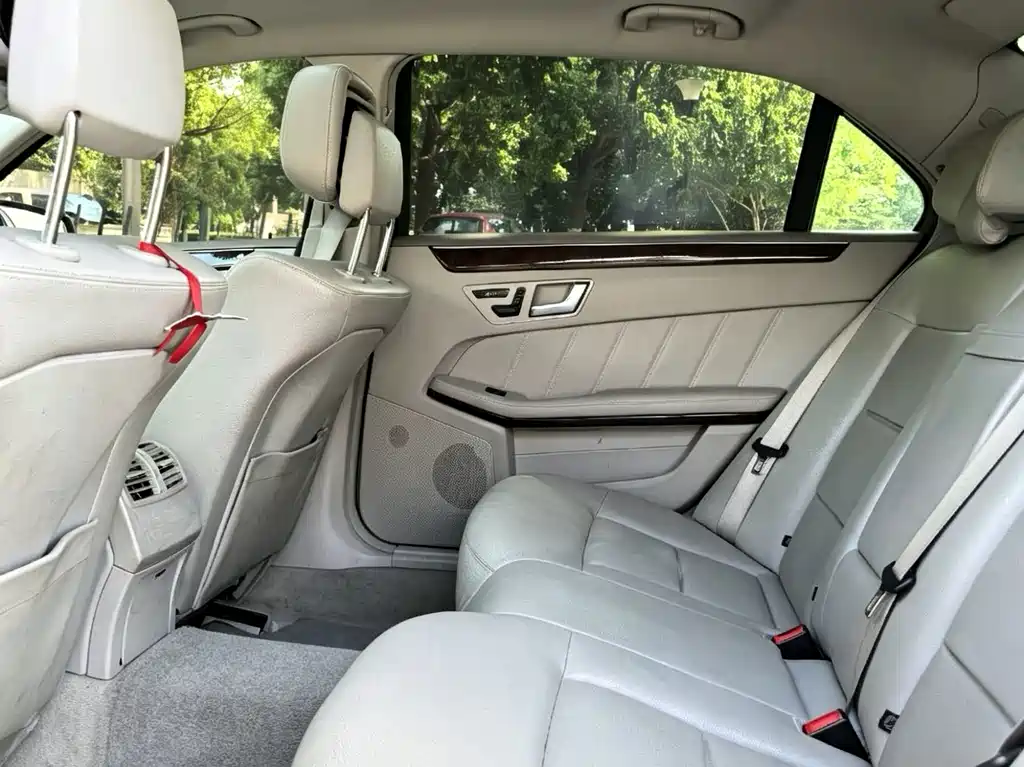 Mercedes-Benz E-Class — миниатюра 9