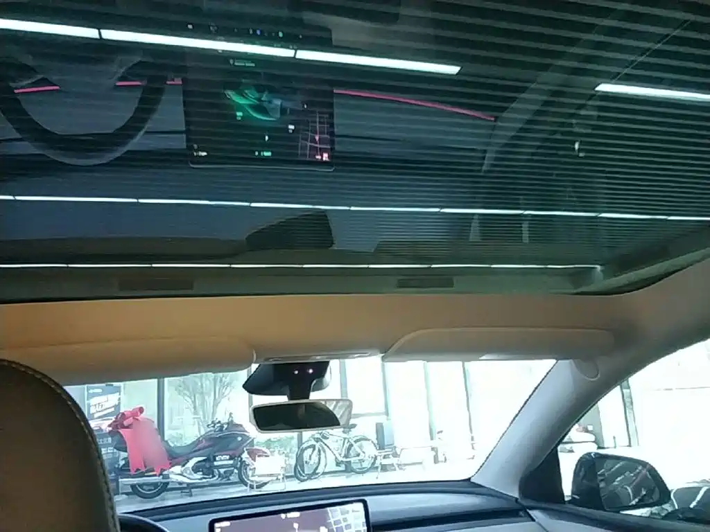 Tesla Model Y — миниатюра 18