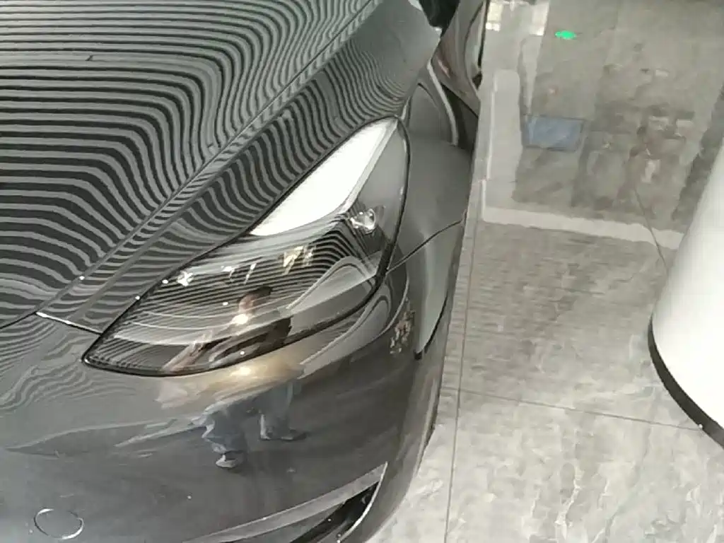Tesla Model Y — миниатюра 24