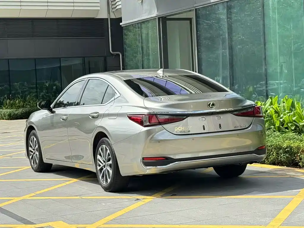 Lexus ES — миниатюра 9