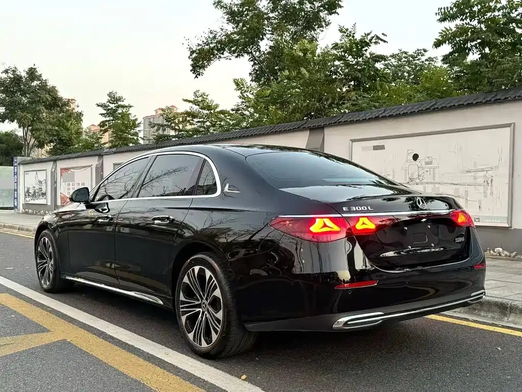 Mercedes-Benz E-Class — миниатюра 7