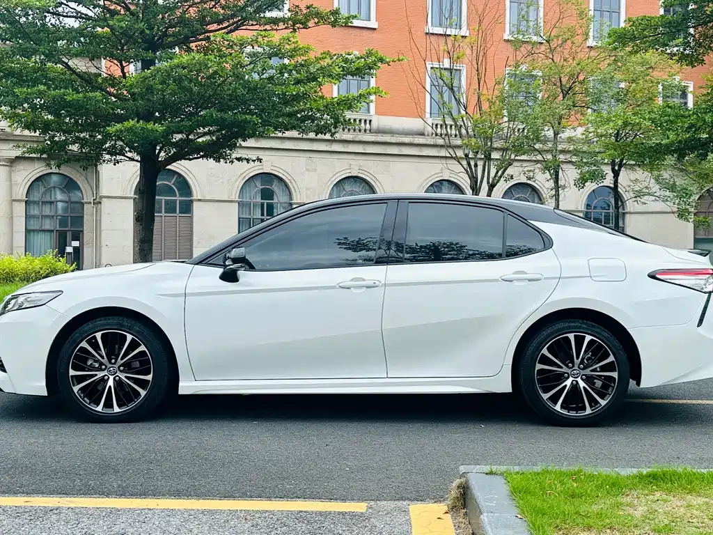 Toyota Camry — миниатюра 8