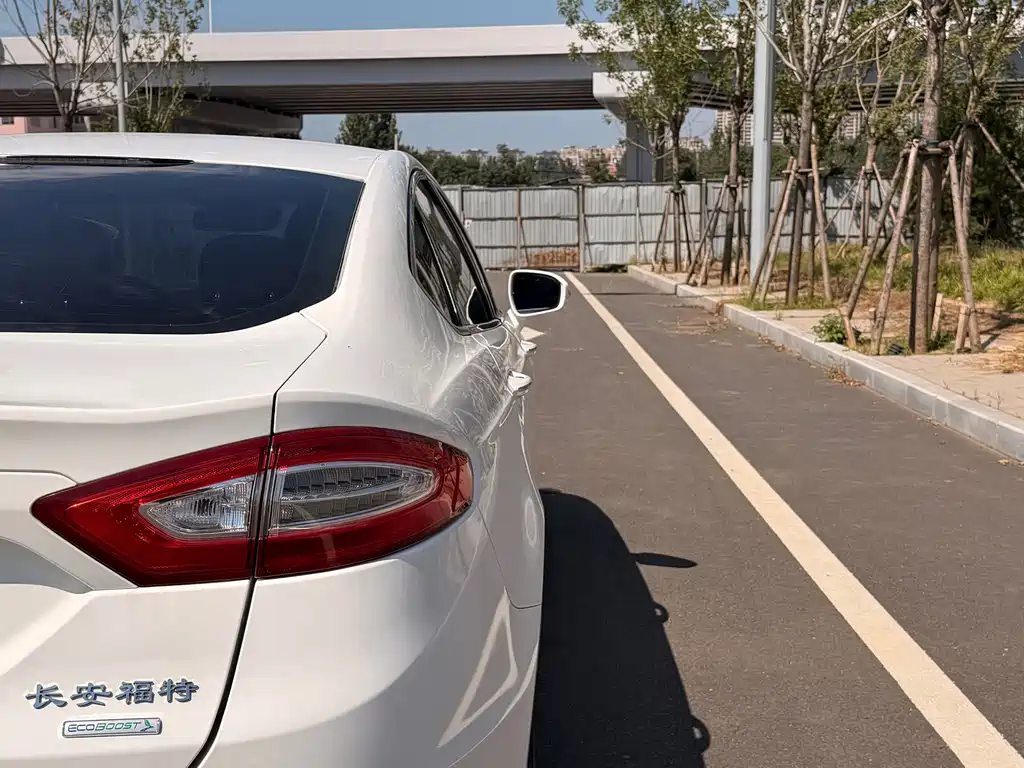 Ford Mondeo — миниатюра 7