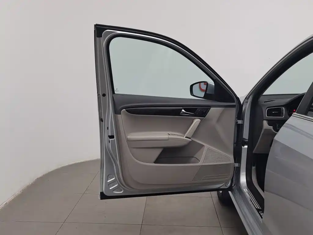 Volkswagen Gran Lavida 2013 1.6L MT Comfort