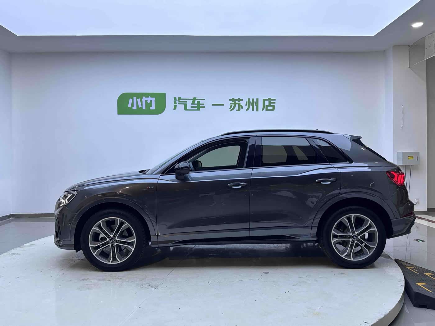 Audi Q3 1.4 л 2022 г. Серебристо-серый, пробег 8000 км