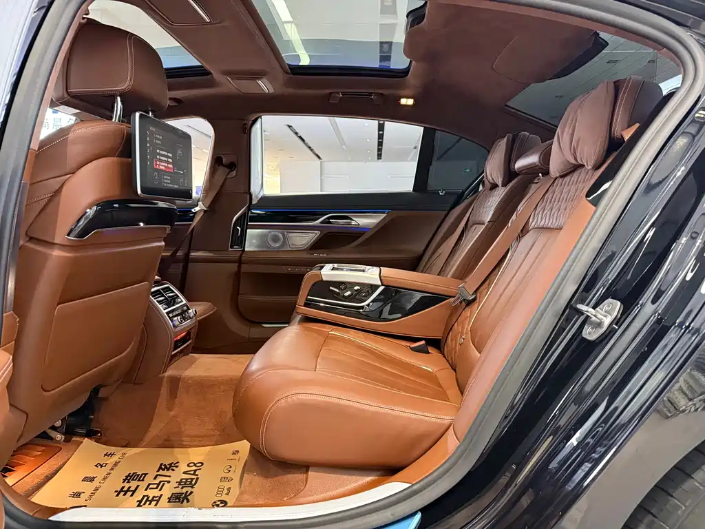BMW 7 Series — миниатюра 12