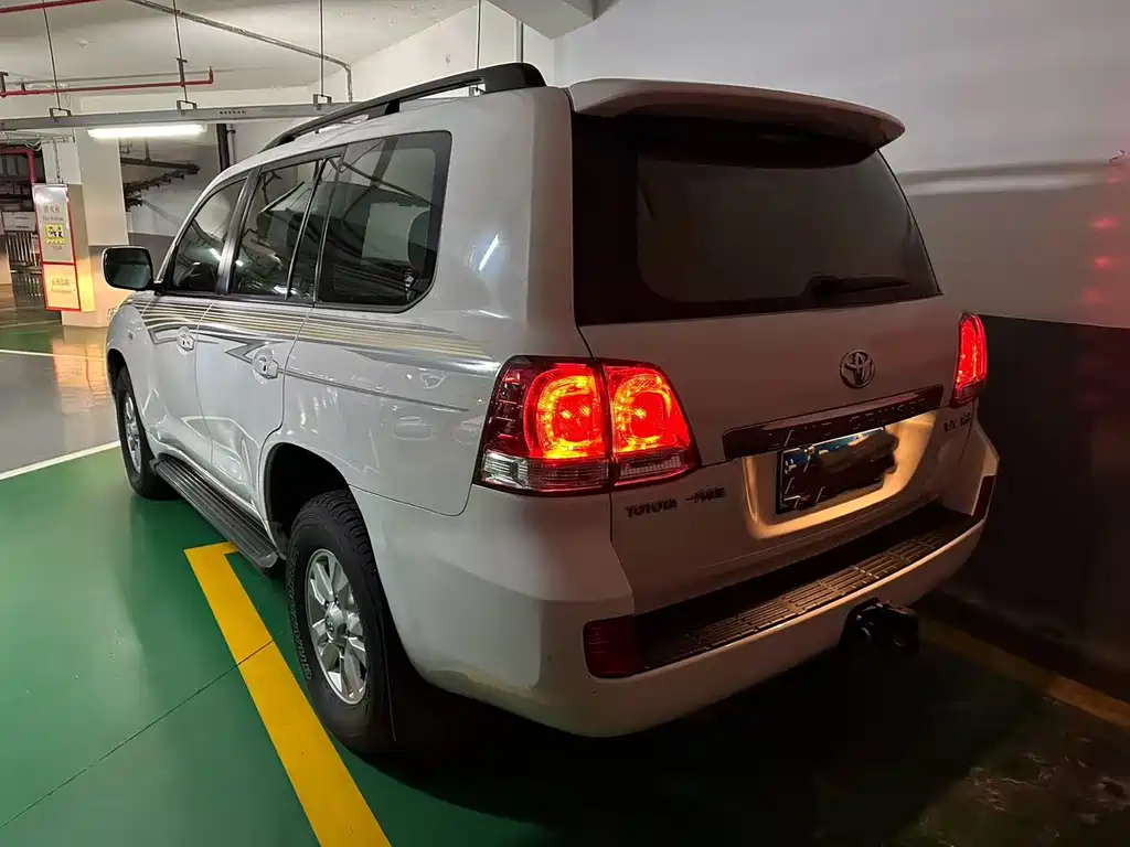 Toyota Land Cruiser 2010 4.0L AT VX