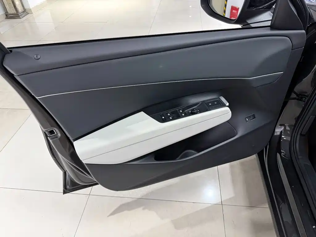 Volkswagen Sagitar — миниатюра 6