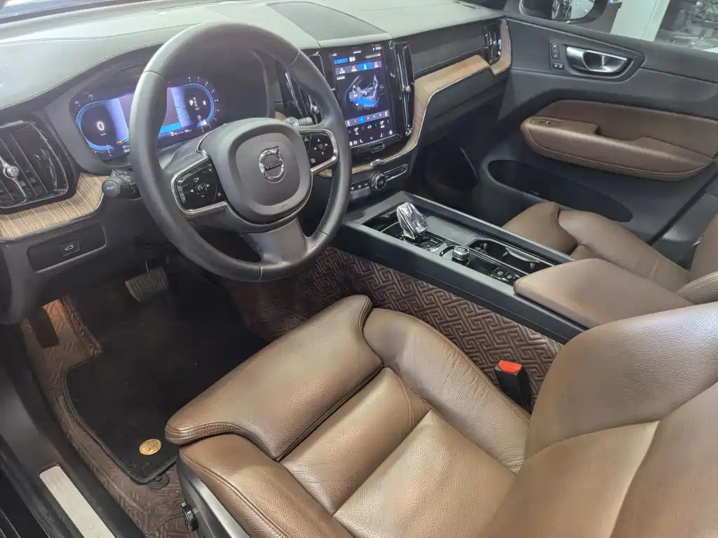 Volvo XC60 2023 B5 Luxury