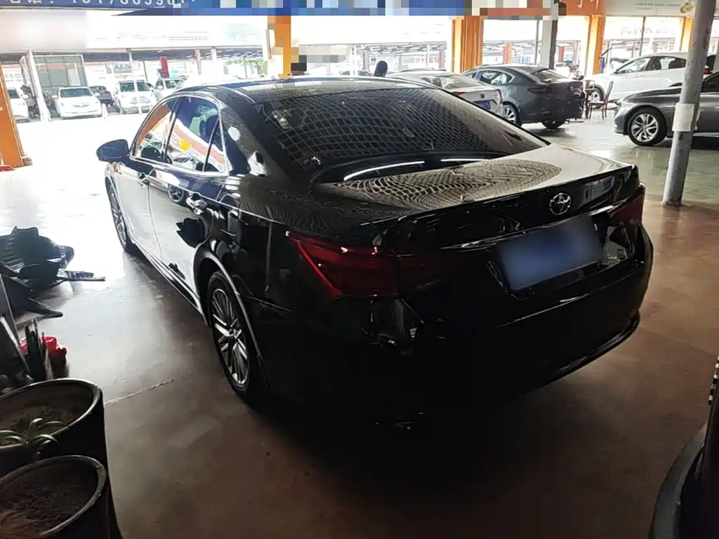 Toyota Crown — миниатюра 5