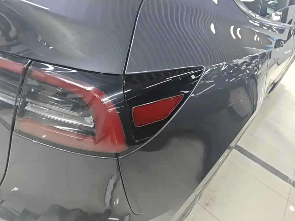 Tesla Model Y — миниатюра 8