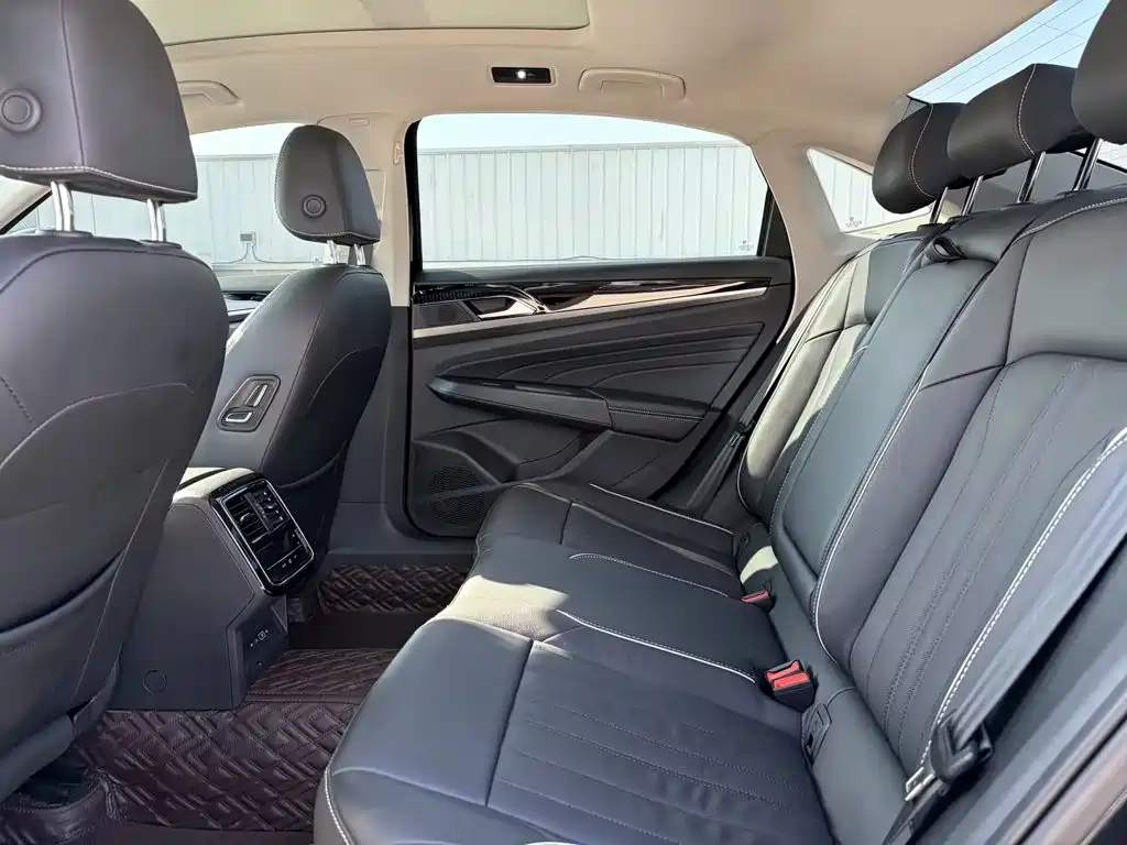 Volkswagen Passat PHEV — миниатюра 13