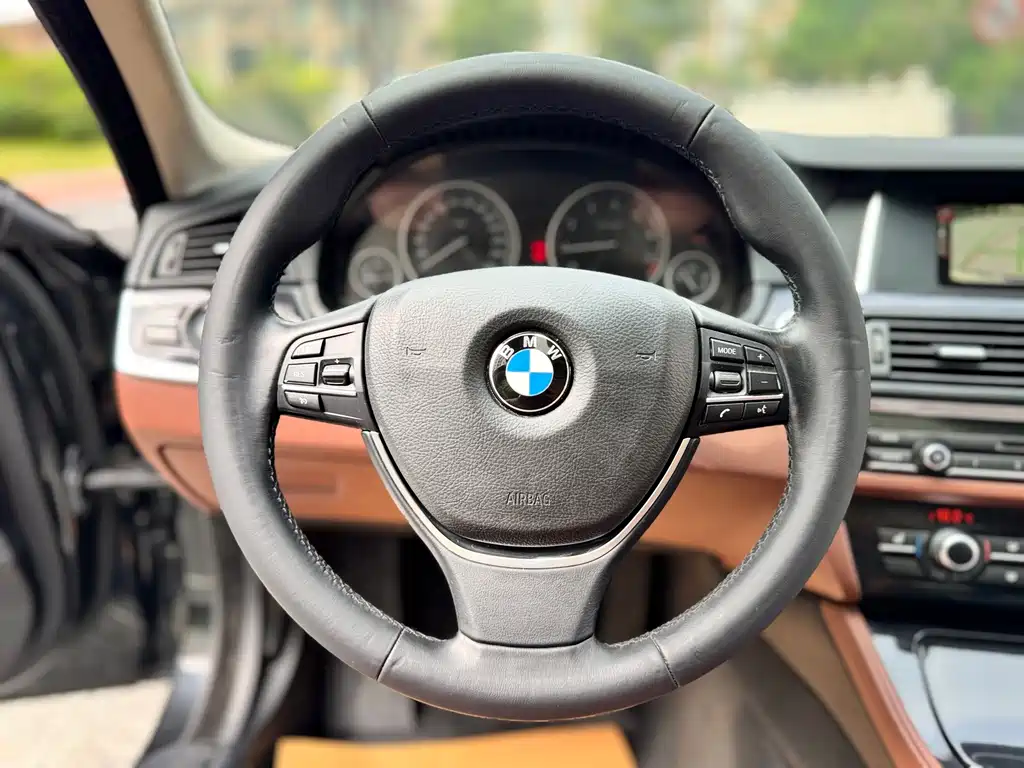 BMW 5 Series — миниатюра 13
