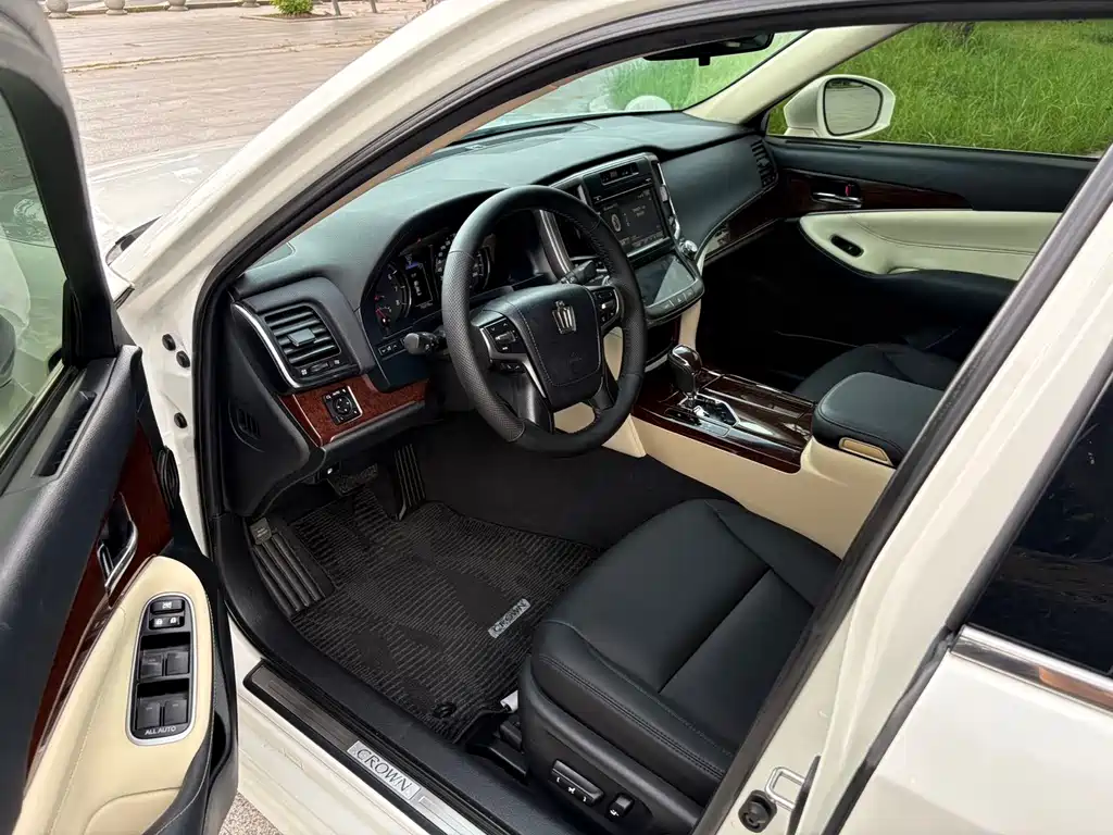 Toyota Crown — миниатюра 5