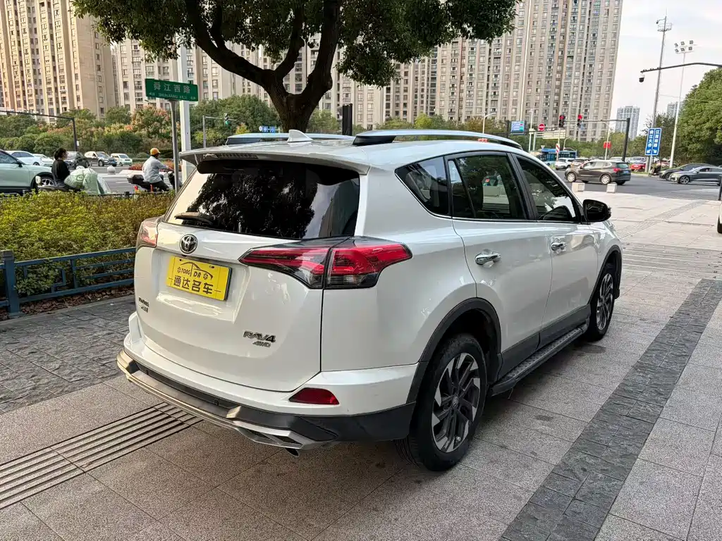 Toyota RAV4 — миниатюра 7