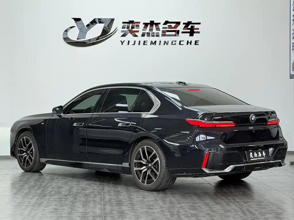 BMW 7 Series — миниатюра 8