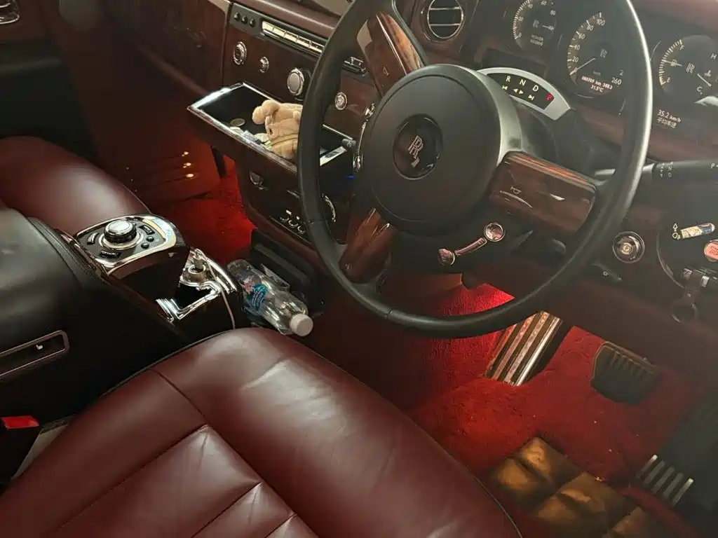 Rolls-Royce Phantom — миниатюра 7