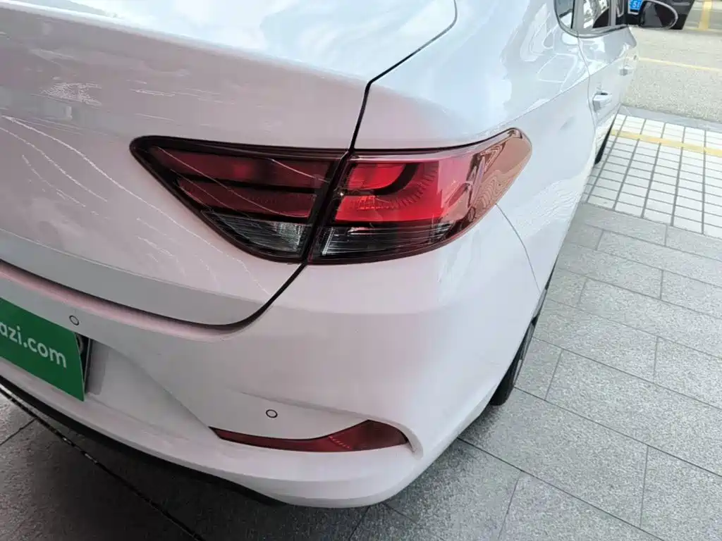 Hyundai Elantra — миниатюра 8
