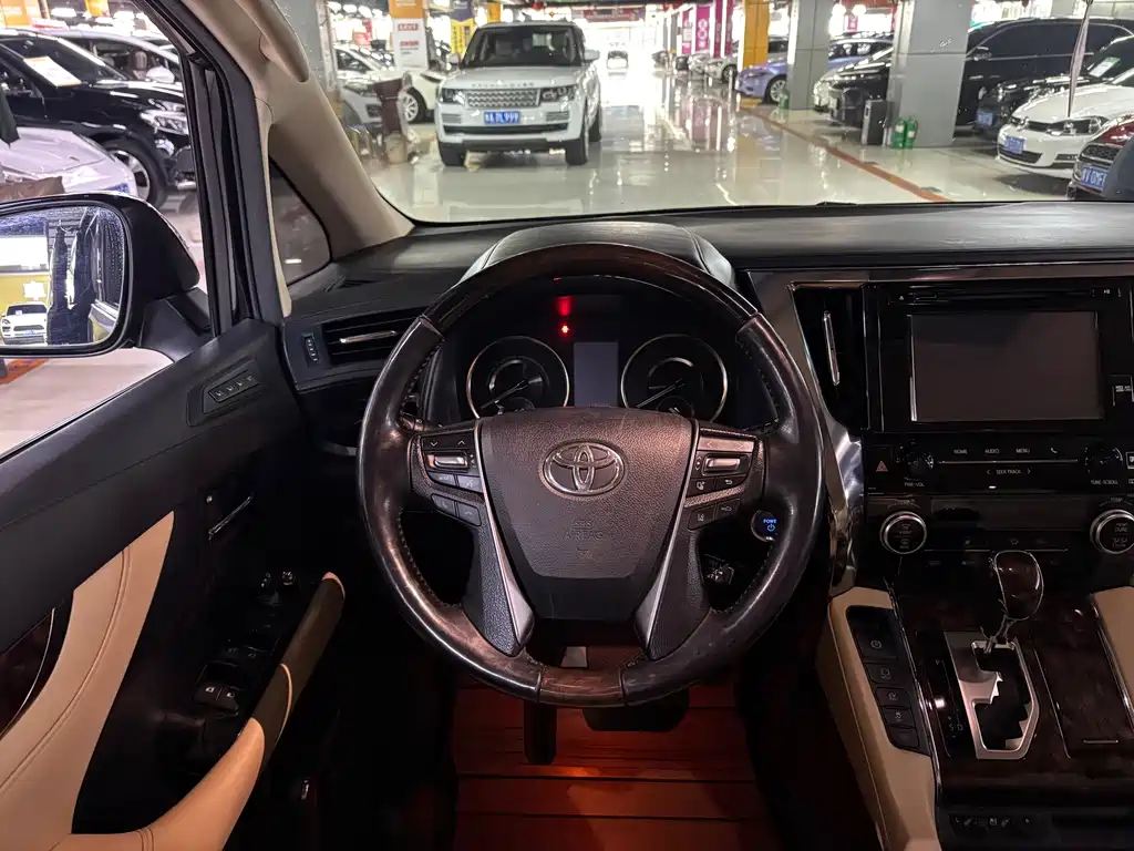 Toyota Alphard — миниатюра 7