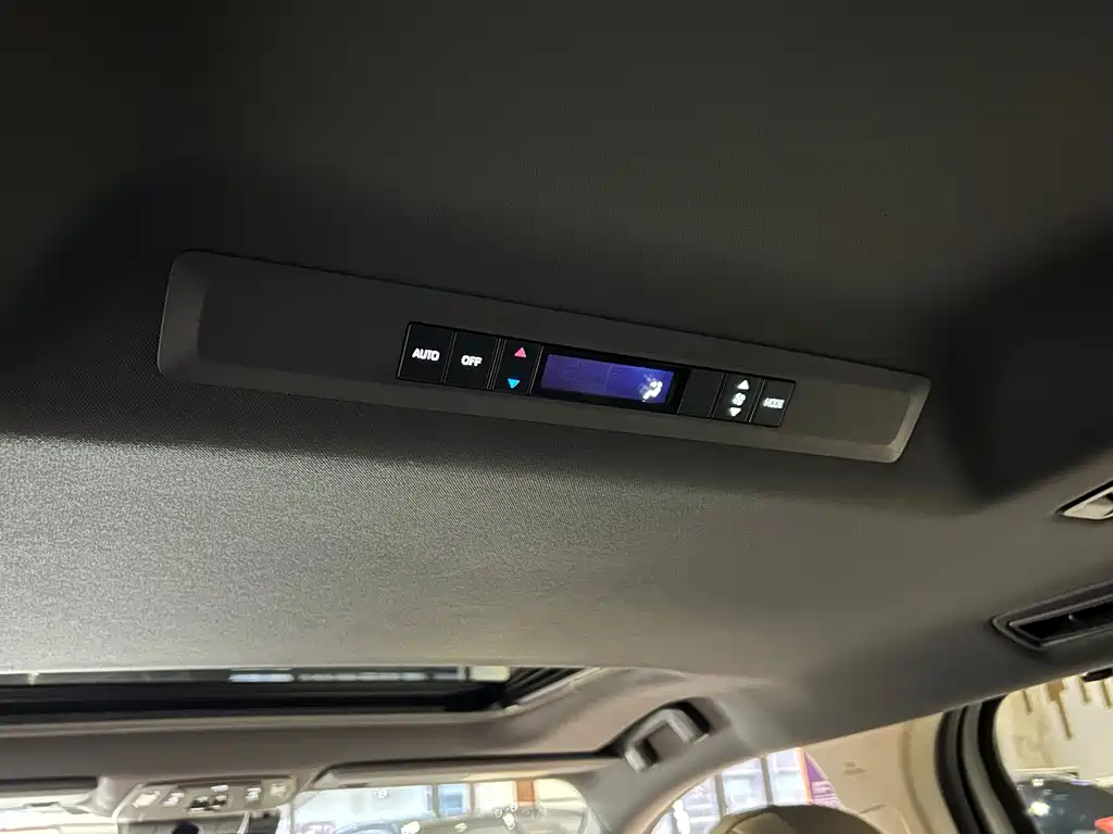 Toyota Sienna — миниатюра 18