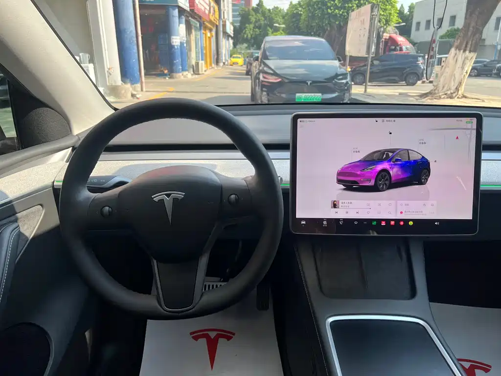 Tesla Model Y — миниатюра 12