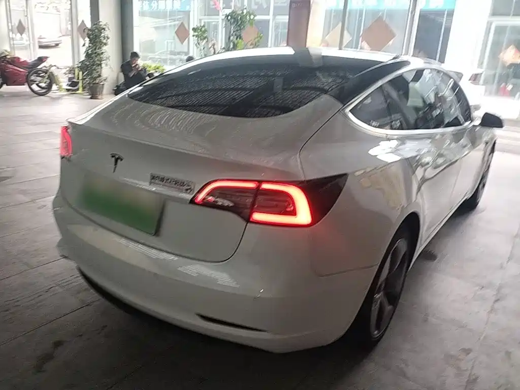 Tesla Model 3 — миниатюра 7